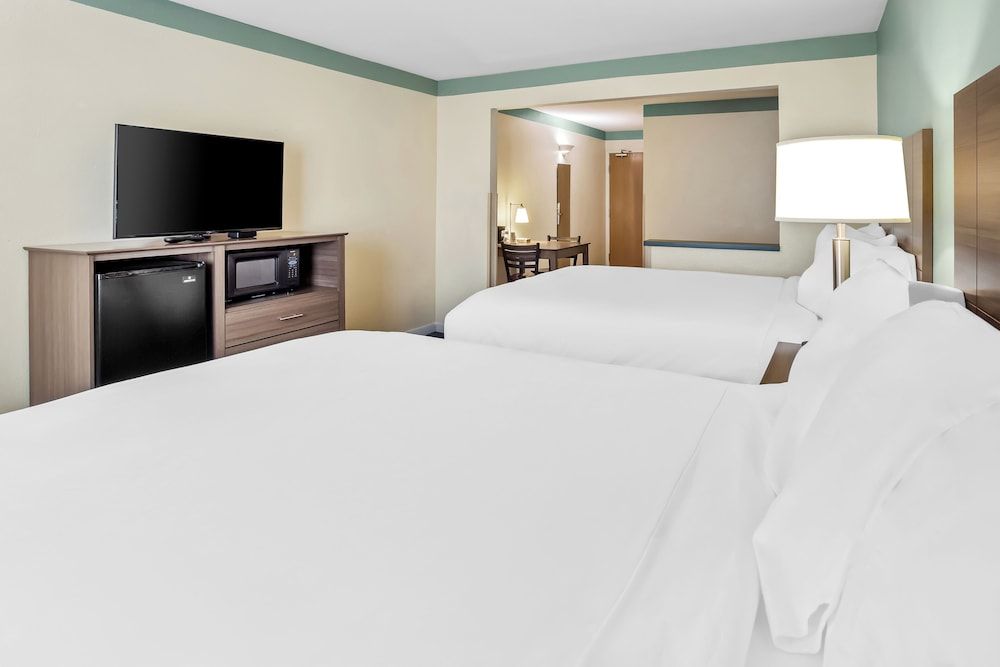 GuestHouse Kelso Longview Junior Suite (2 queen and 1 sofa bed) 2