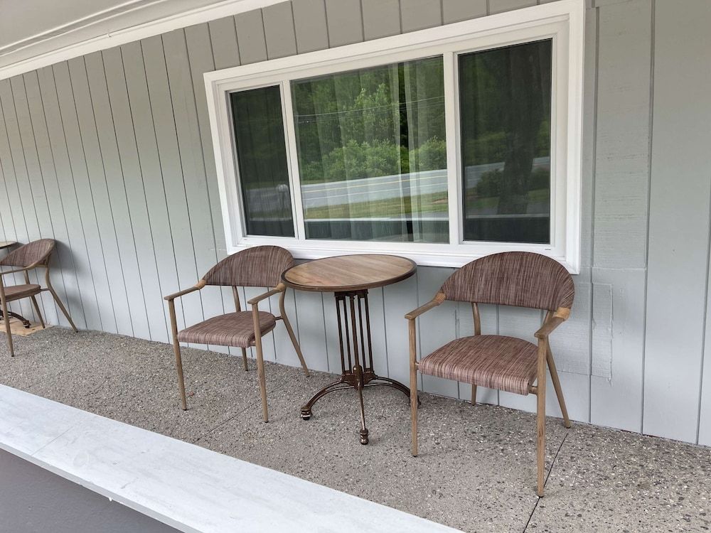 Standard Room, 2 Queen Beds, Non Smoking, Mountain View (Pet Friendly)