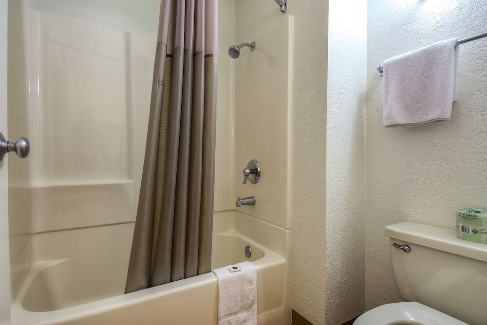 Motel 6 Rowland Heights, CA - Los Angeles - Pomona Standard Room, 1 Double Bed, Non Smoking 7