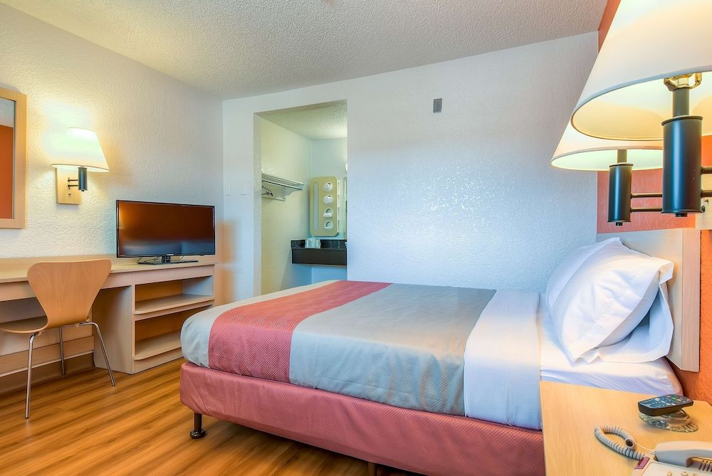 Motel 6 Rowland Heights, CA - Los Angeles - Pomona Standard Room, 1 Double Bed, Non Smoking 5