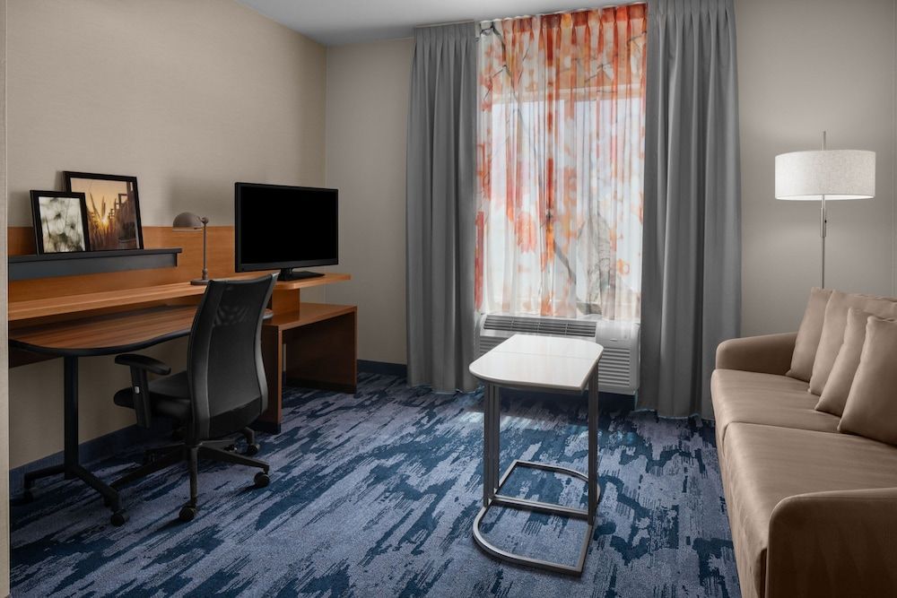 Executive Suite, 1 King Bed with Sofa bed (Mobility/Hearing Access, Roll-In Shwr)