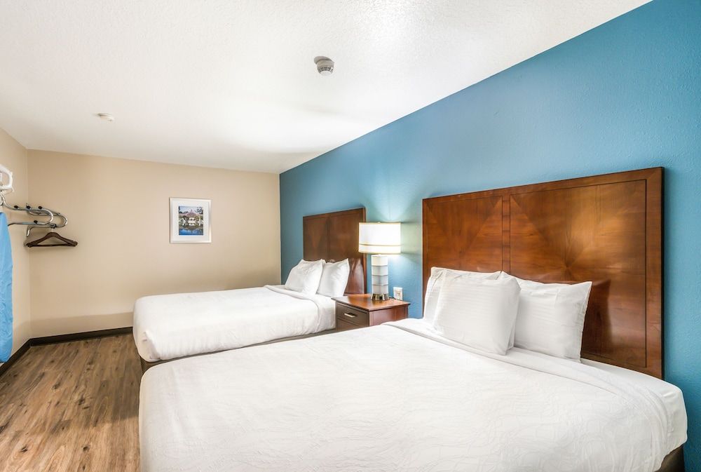 2 Queen Beds Separate Living Room
