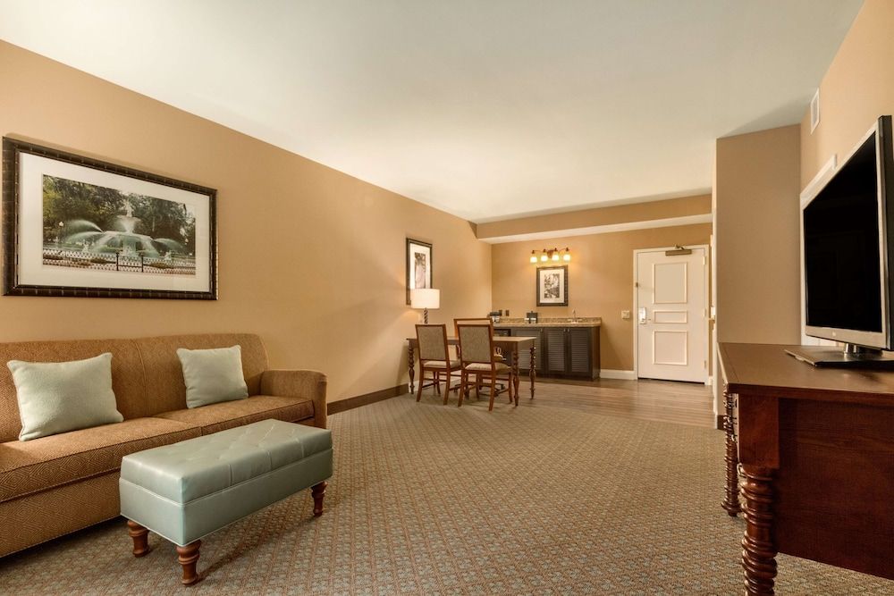 Embassy Suites by Hilton Savannah Historic District Suite, 1 King Bed, Accessible, Bathtub 10