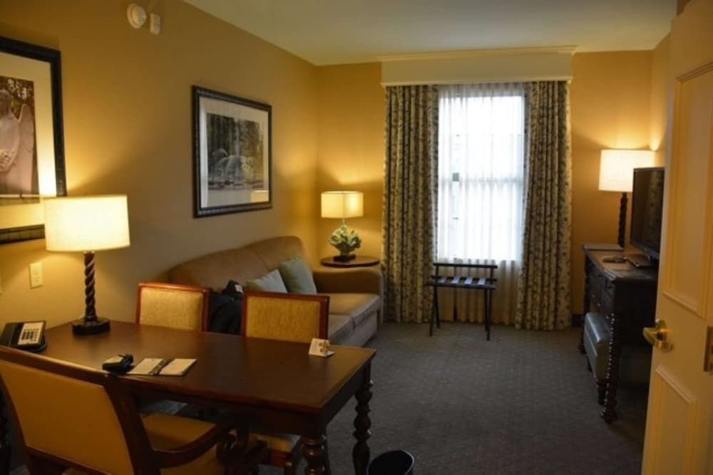 Embassy Suites by Hilton Savannah Historic District Suite, 1 King Bed, Accessible, Bathtub 8