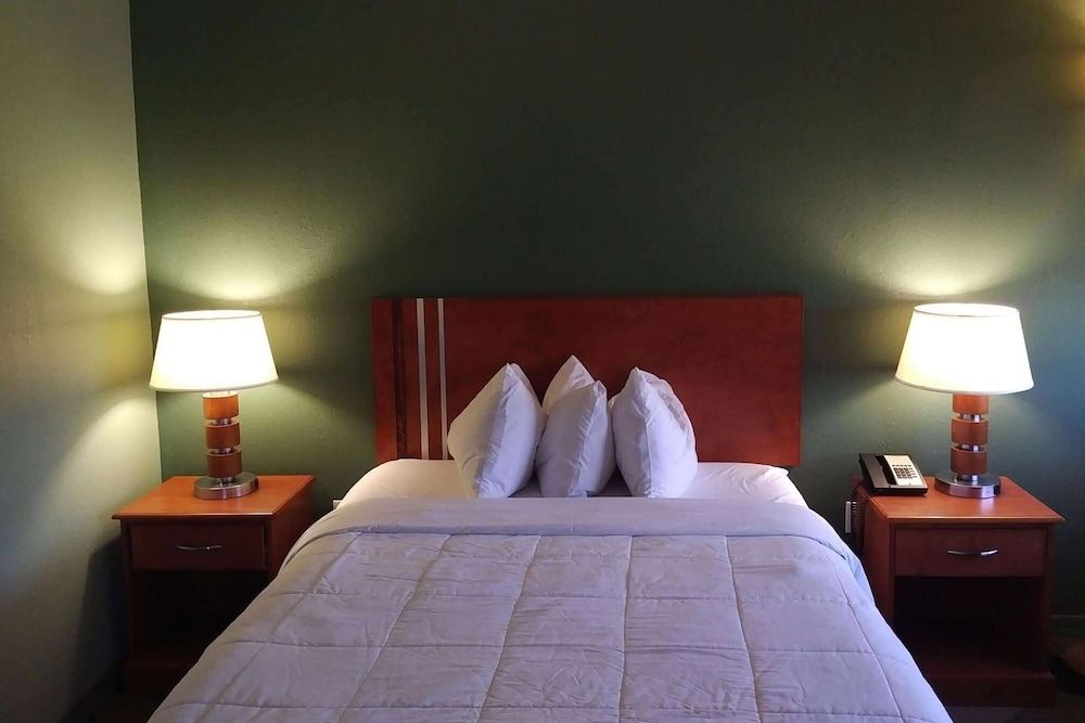 Room, 1 Queen Bed, Accessible, Non Smoking (Mobility,Roll-In Shower)