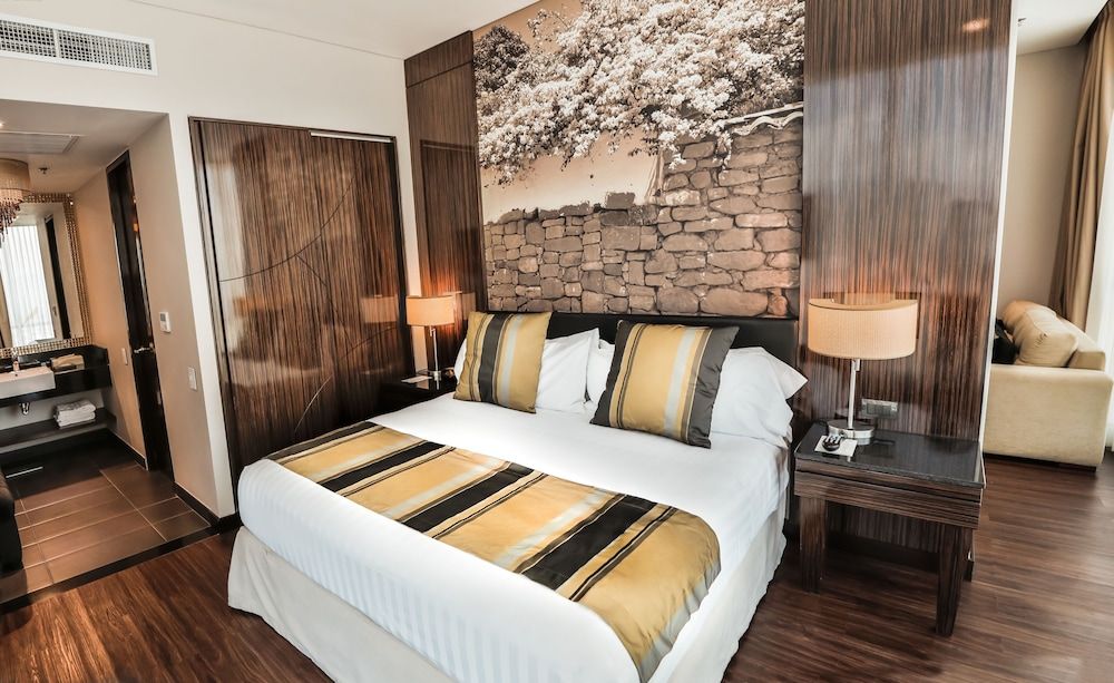 Suite, 1 Bedroom (Walk-In Shower)