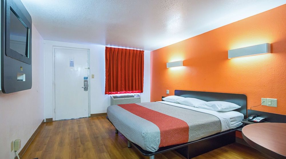 Motel 6 Round Rock, TX Standard Room, 1 King Bed, Smoking 2