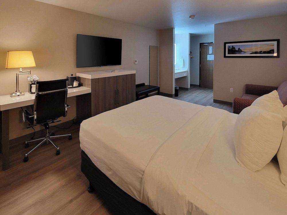 Quality Inn Port Orchard Suite, 1 Queen Bed with Sofa bed, Non Smoking 2