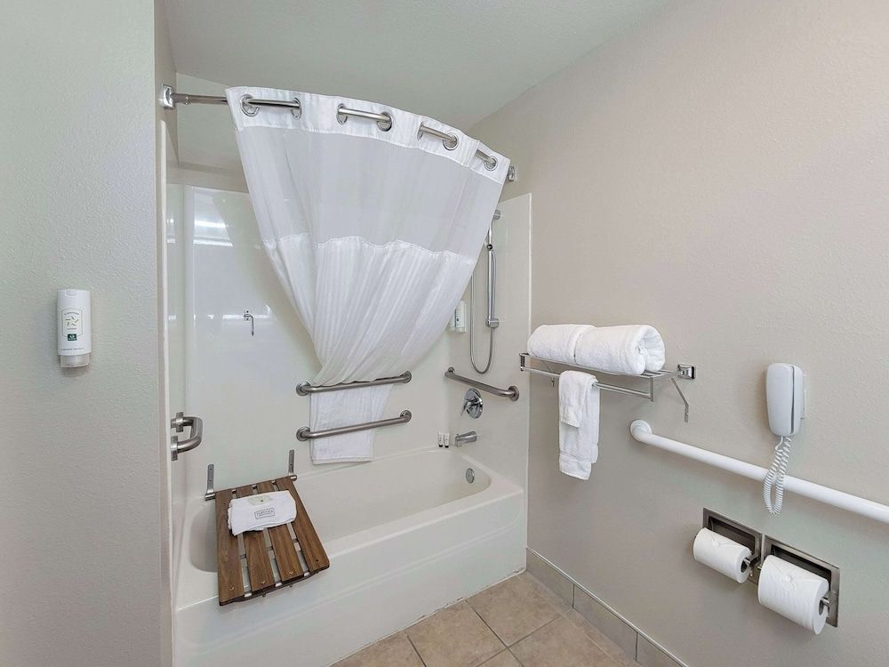 Quality Inn Port Orchard Room, 1 Queen Bed, Accessible, Non Smoking 3