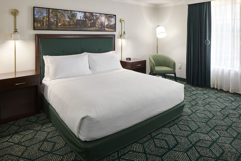 Deluxe Room, 1 King Bed, Accessible, Bathtub