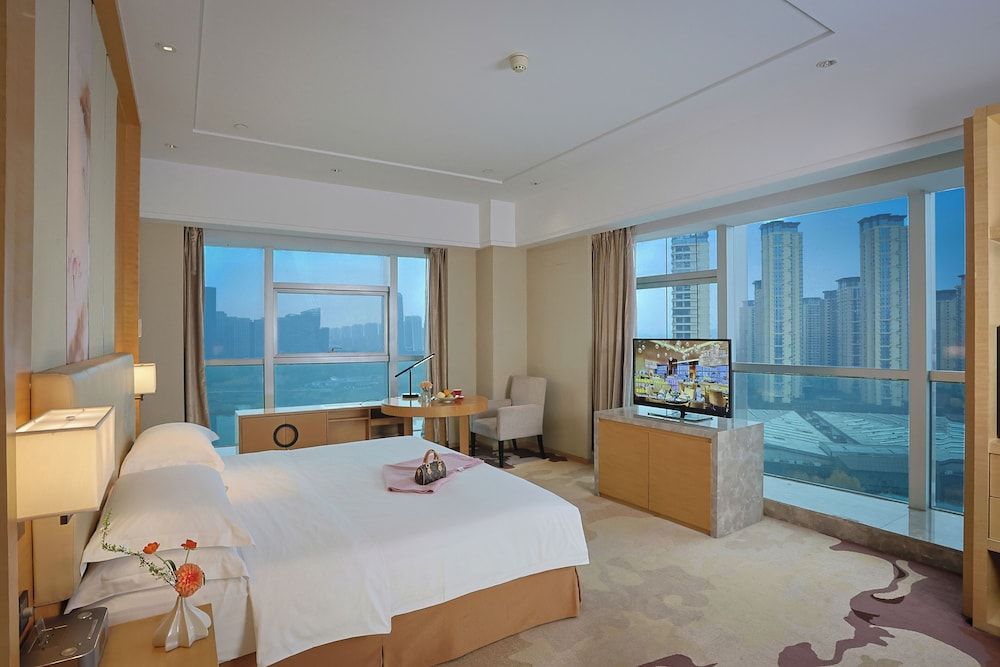 Expo Center Hotel Deluxe Lake View King Room