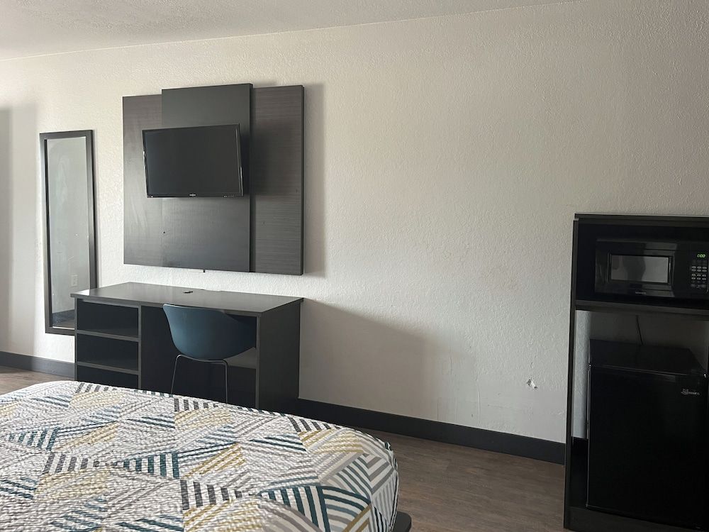 Motel 6 Seguin, TX Standard Room, 1 King Bed, Non Smoking 5