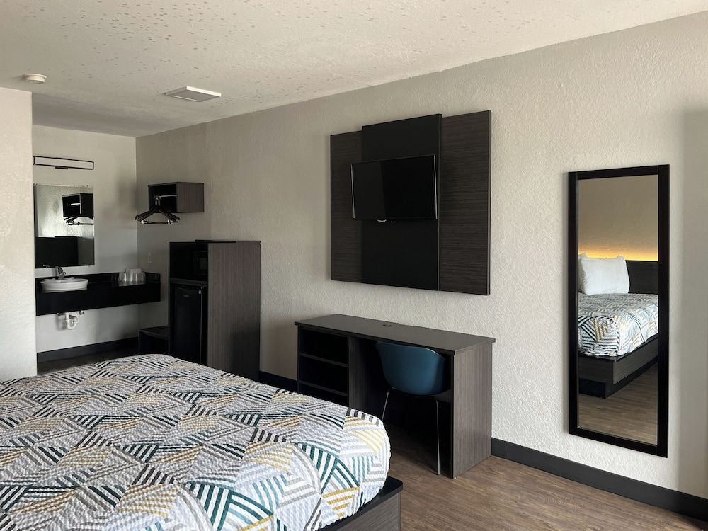 Motel 6 Seguin, TX Standard Room, 1 King Bed, Non Smoking 2