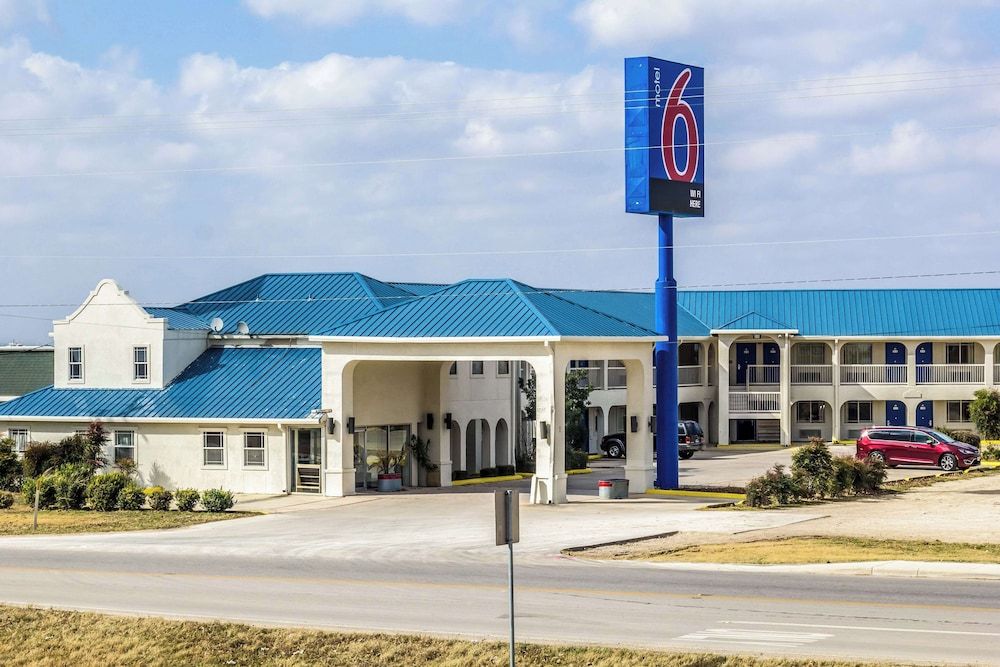 Motel 6 Seguin, TX
