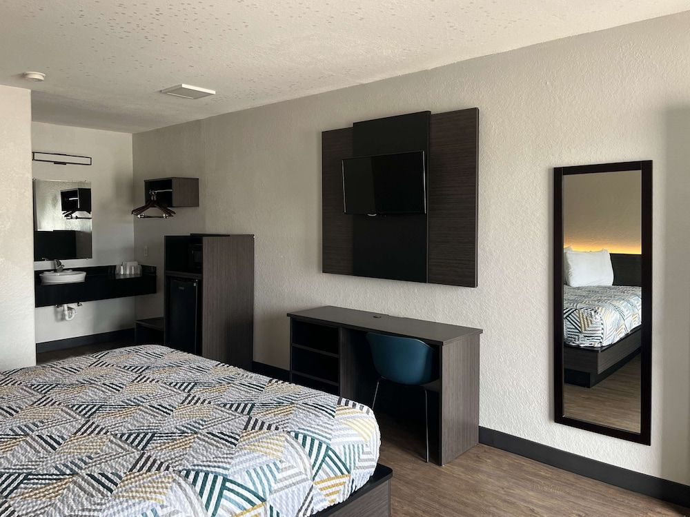 Motel 6 Seguin, TX Standard Room, 1 Queen Bed, Non Smoking