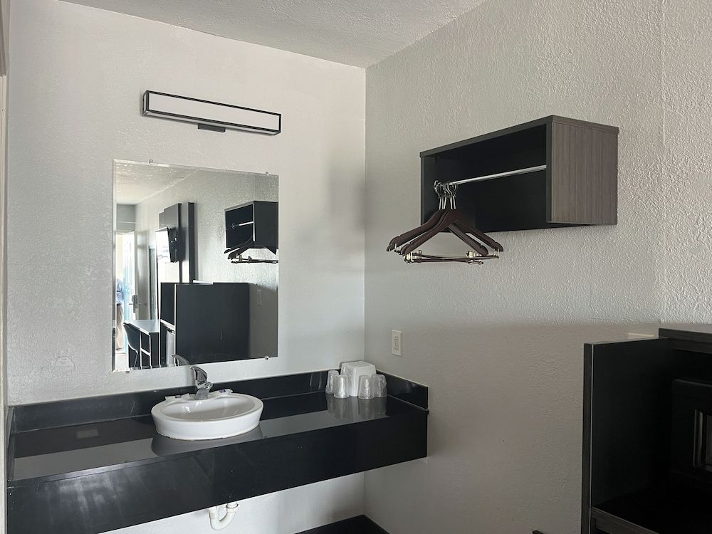 Motel 6 Seguin, TX Standard Room, 1 King Bed, Non Smoking 3