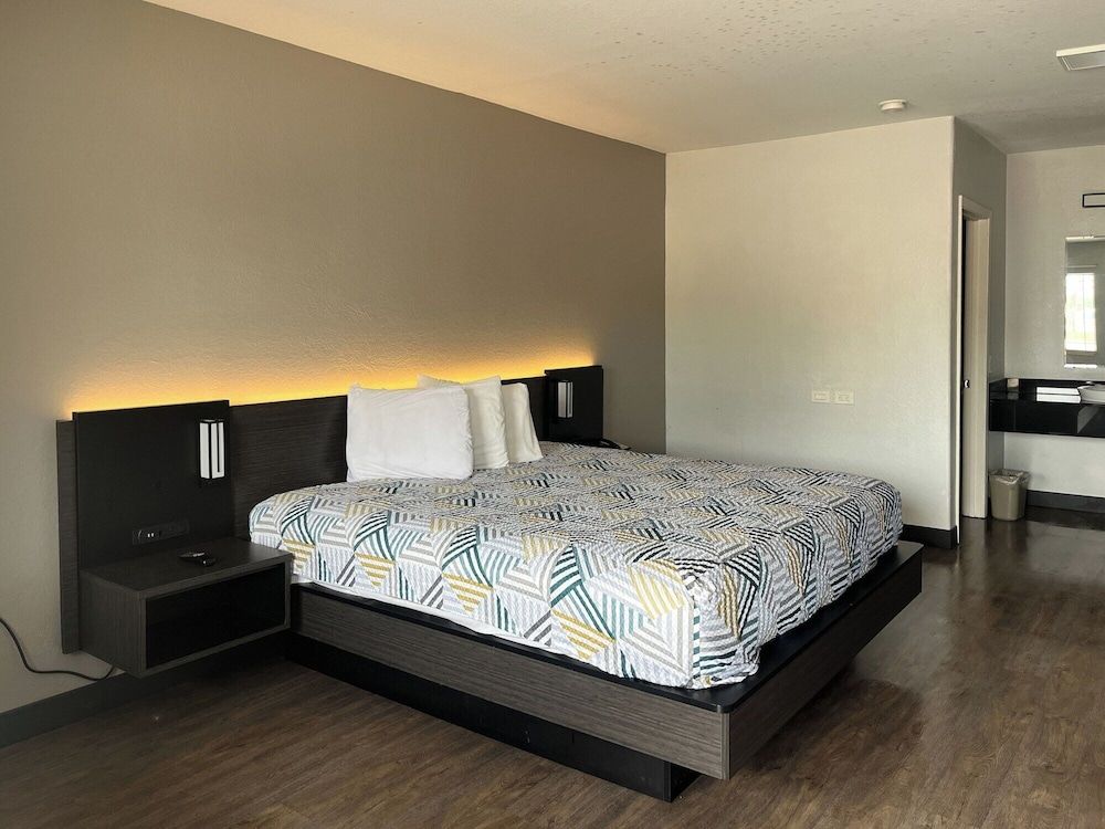 Motel 6 Seguin, TX Standard Room, 1 King Bed, Non Smoking