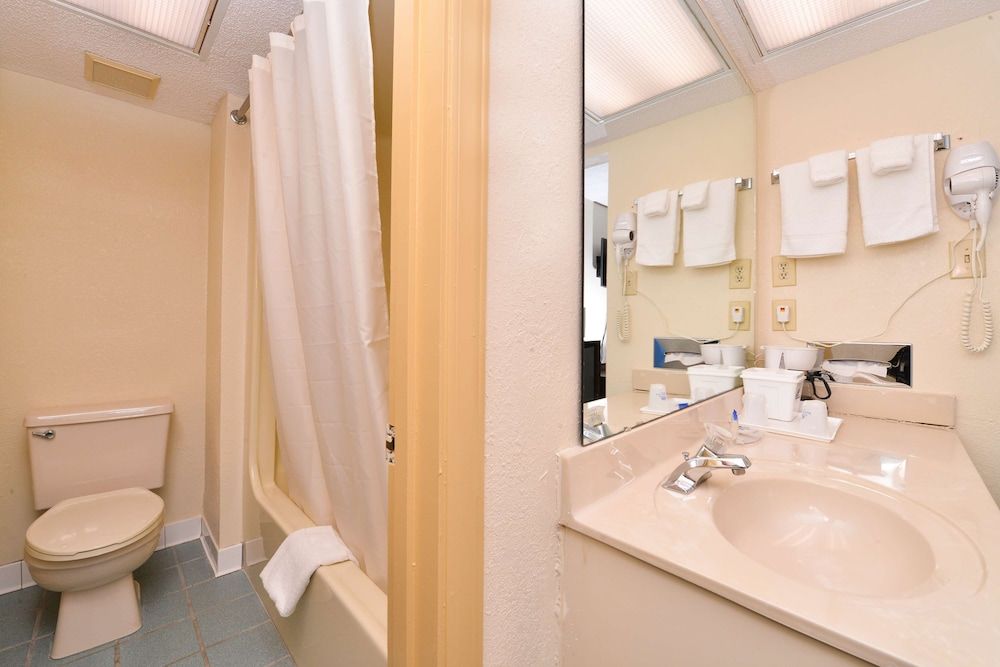 Americas Best Value Inn Bishopville Room, 1 King Bed 11