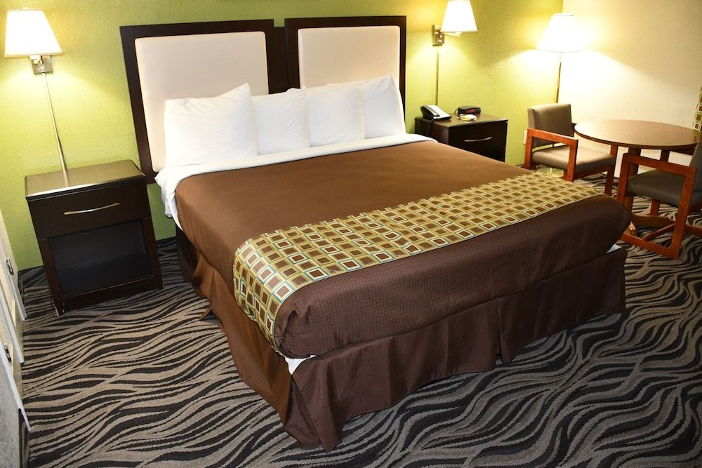 Americas Best Value Inn Bishopville Room, 1 King Bed 3