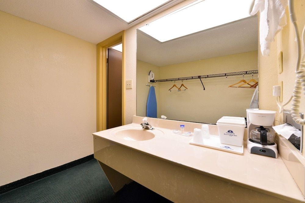 Americas Best Value Inn Bishopville Room, 1 King Bed 10