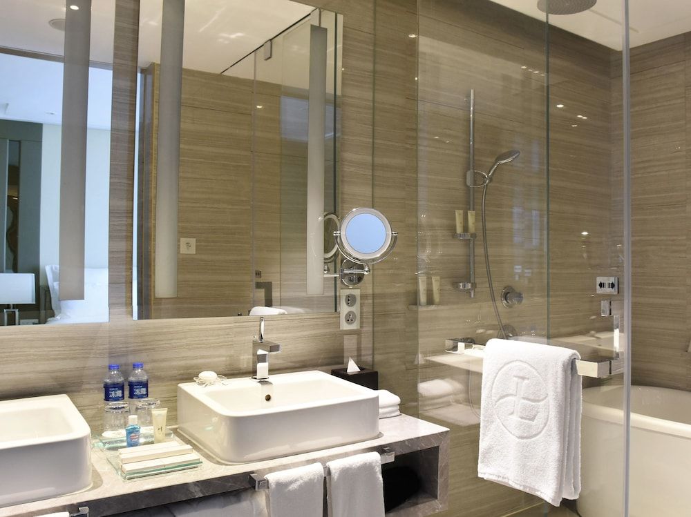 Langham Place, Guangzhou Superior Twin Room 5