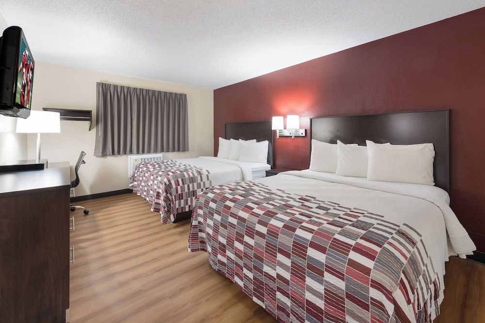 Red Roof Inn Findlay Deluxe Room, 2 Queen Beds (Smoke Free) 5