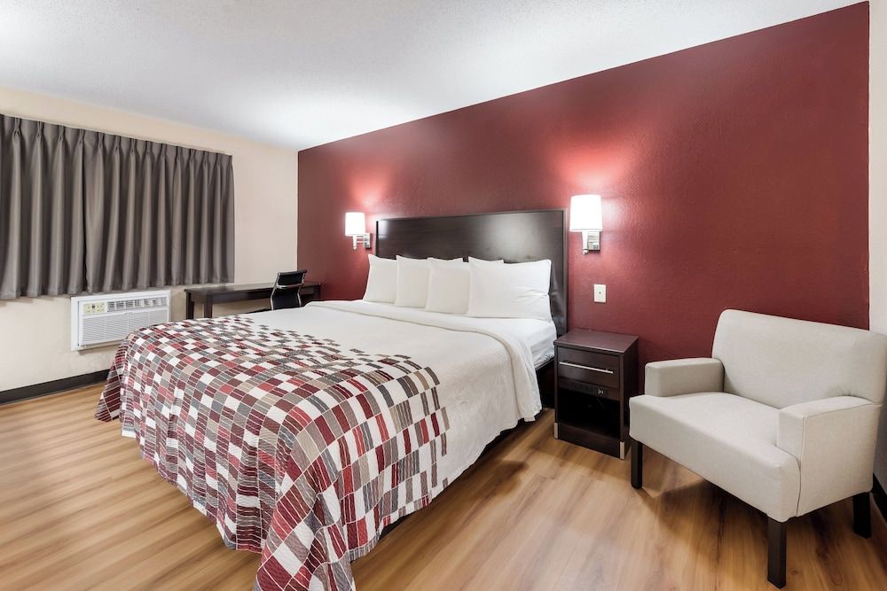 Red Roof Inn Findlay Superior Room, 1 King Bed (Smoke Free)