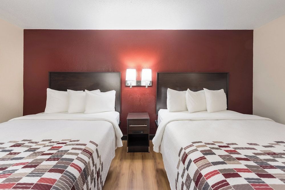 Red Roof Inn Findlay Deluxe Room, 2 Queen Beds (Smoke Free) 2