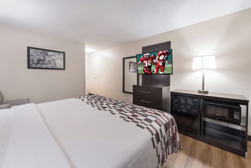 Red Roof Inn Findlay Deluxe Room, 1 Queen Bed (Smoke Free)