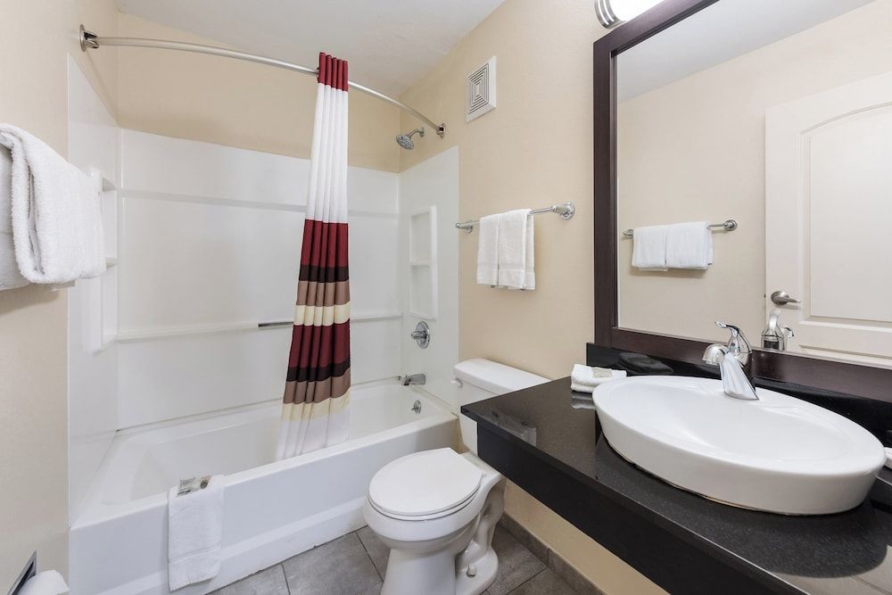 Red Roof Inn Findlay Superior Room, 1 King Bed (Smoke Free) 5