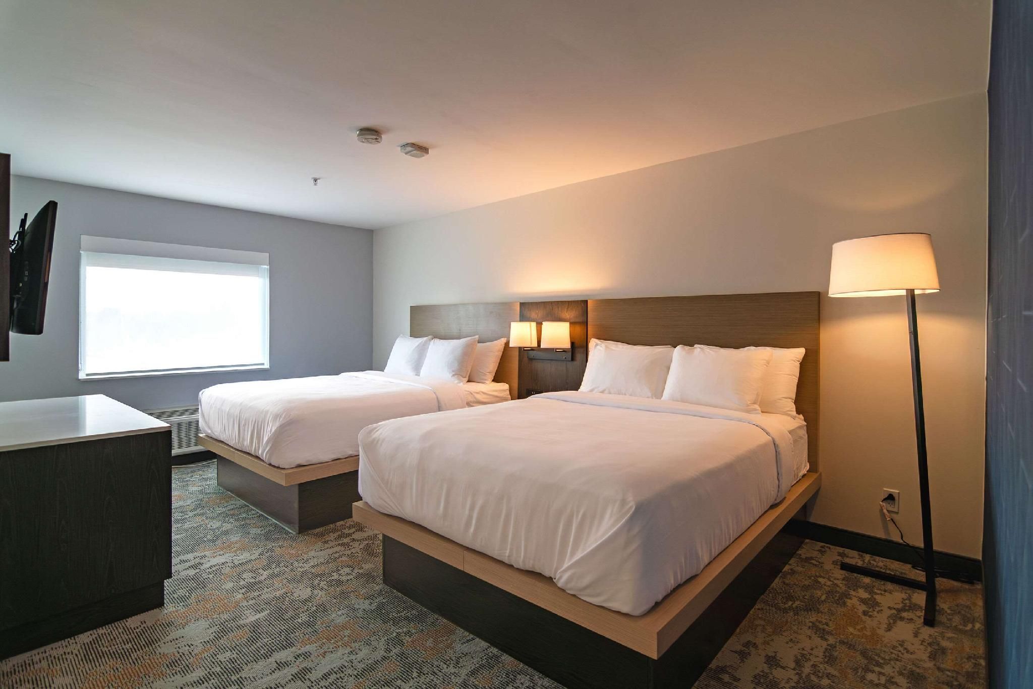 2 Queen Beds, Suite, Nonsmoking, Upgrade