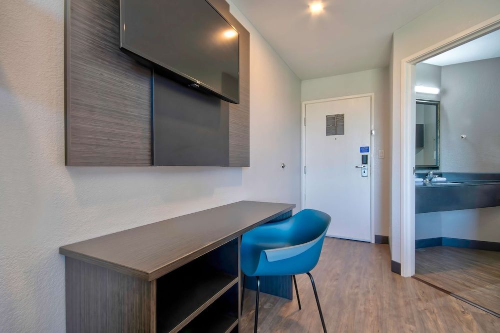 Motel 6 Harlingen, TX Standard Room, 1 Queen Bed, Non Smoking 8