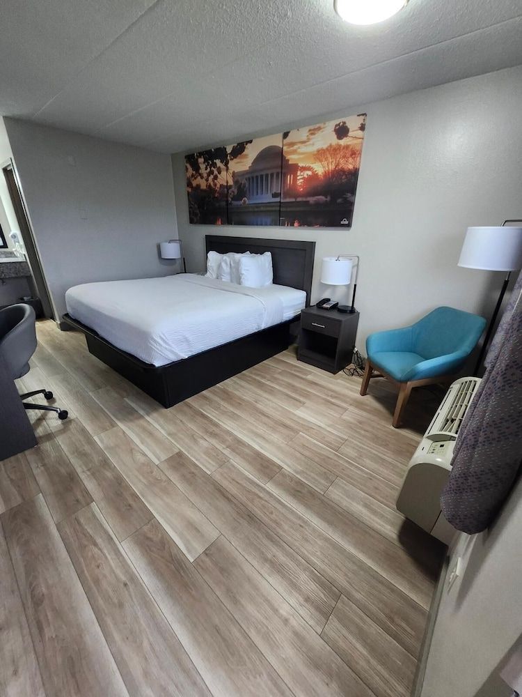 Room, 1 Queen Bed, Accessible, Non Smoking (Mobility, Roll-In Shower)