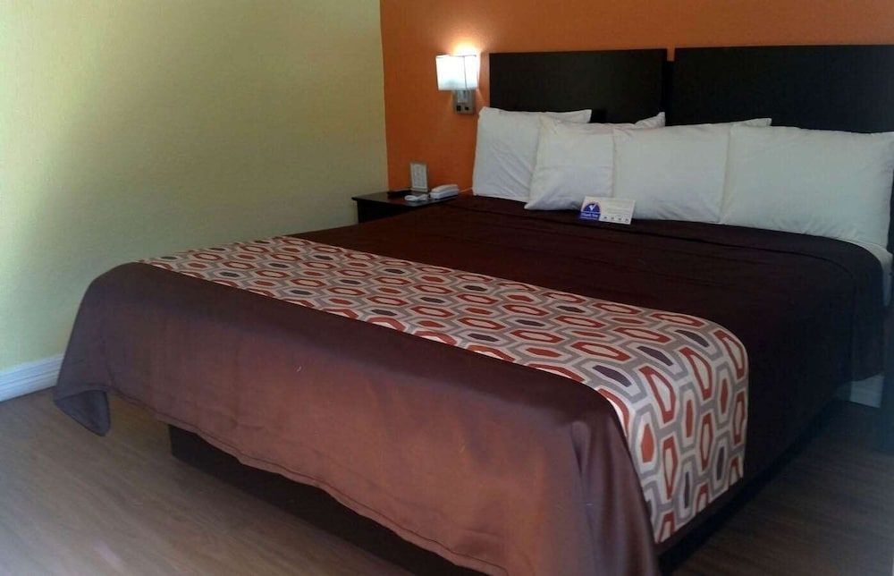 Room, 1 King Bed, Smoking (EFFICIENCY)