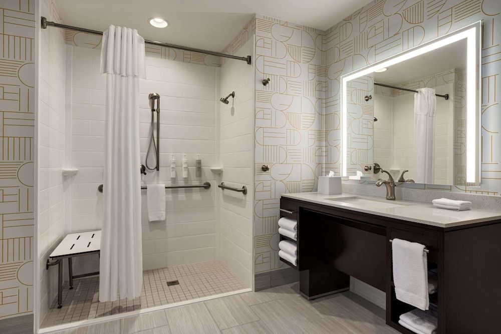 Suite, 1 King Bed, Accessible, Bathtub