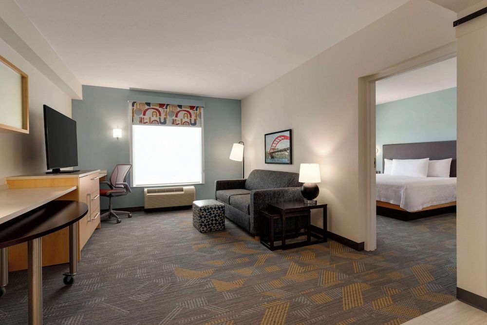 Suite, 1 King Bed, Accessible (Hearing)