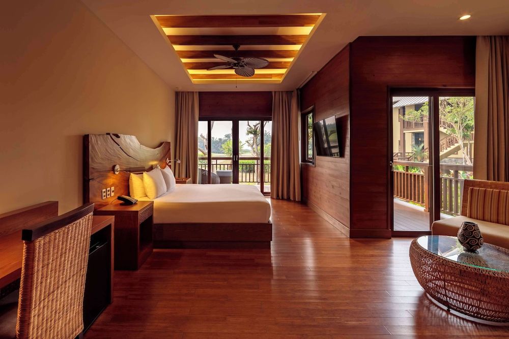 Junior Suite, 1 King Bed, (Partial Ocean View)