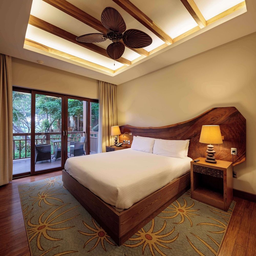 Junior Suite, 1 King Bed, (w/ bathtub)