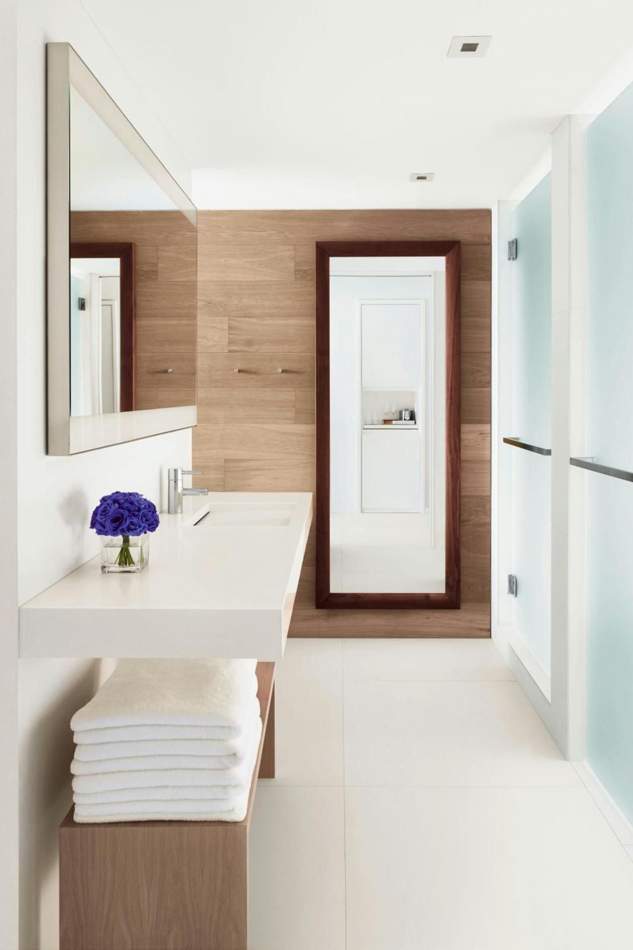 Standard King Room with Limited View and Adapted Tub - Mobility Accessible/Low Floor