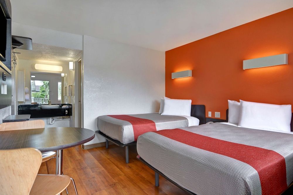 Motel 6 Dania Beach Standard Room, 2 Double Beds, Non Smoking 4