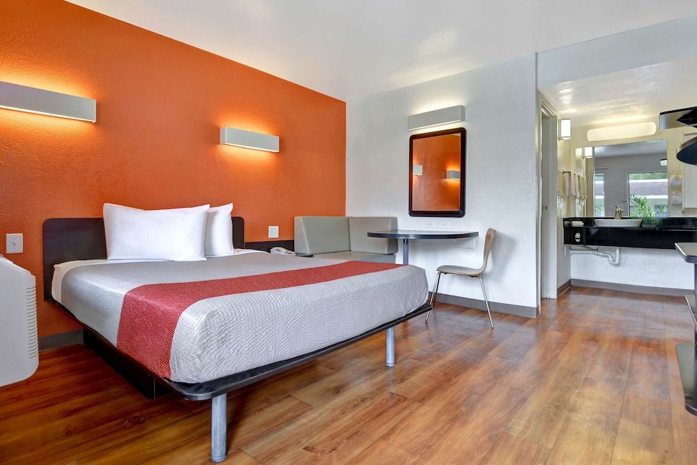 Motel 6 Dania Beach Standard Room, 1 Queen Bed, Smoking 2