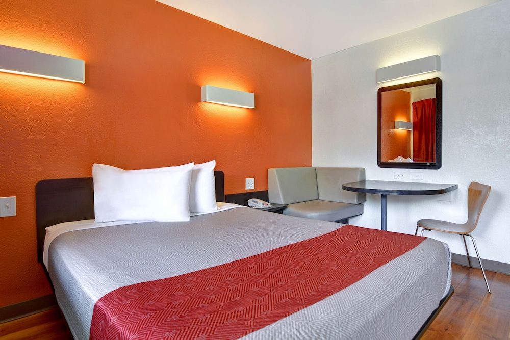 Motel 6 Dania Beach Deluxe Room, 1 Queen Bed, Non Smoking, Refrigerator 2