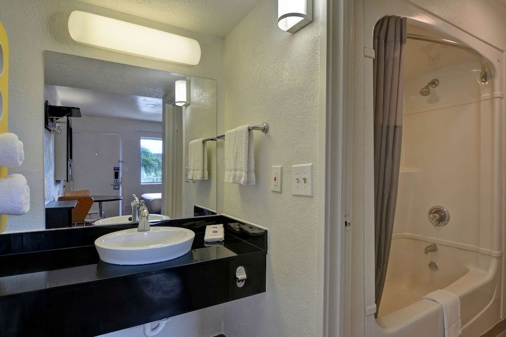 Motel 6 Dania Beach Standard Room, 1 Queen Bed, Smoking 6