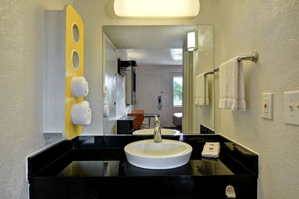 Motel 6 Dania Beach Standard Room, 1 Queen Bed, Smoking 5