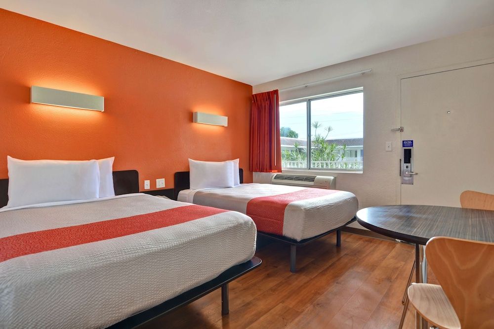 Motel 6 Dania Beach Standard Room, 2 Double Beds, Non Smoking 3