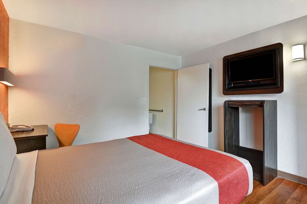 Motel 6 Dania Beach Standard Room, 1 Queen Bed, Smoking 3