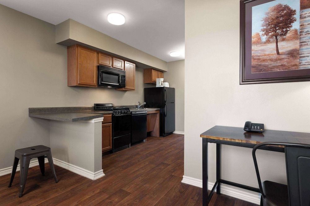 Eagle's Den Three Rivers Texas a Travelodge by Wyndham Suite, 1 Bedroom, Accessible, Non Smoking (Mobility, Roll-in Shower) 4