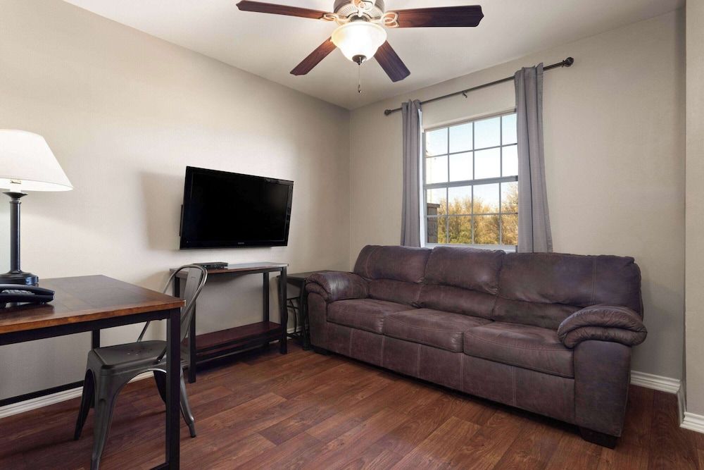 Eagle's Den Three Rivers Texas a Travelodge by Wyndham Suite, 1 Bedroom, Accessible, Non Smoking (Mobility, Roll-in Shower) 5