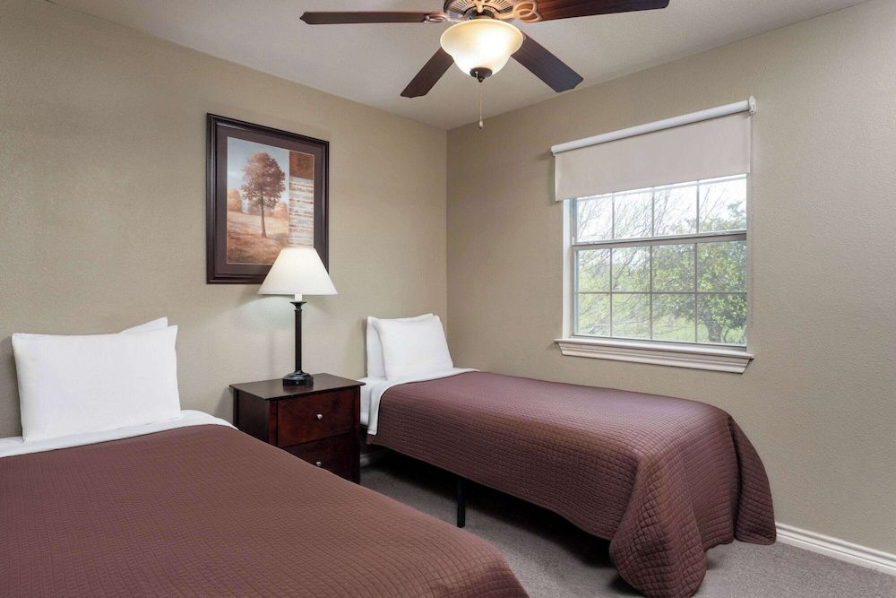 Eagle's Den Three Rivers Texas a Travelodge by Wyndham Suite, 1 Bedroom, Non Smoking 2