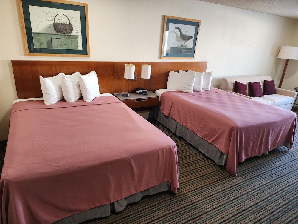 Windsor Place Inn Double Queen with Pull out Couch 2